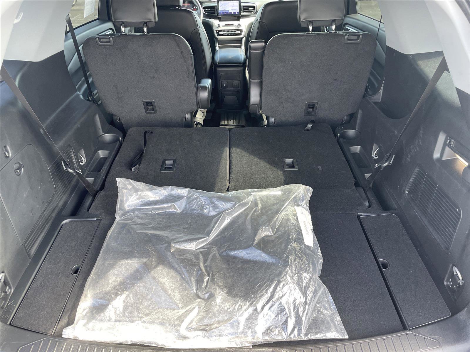 Used 2024 Ford Explorer XLT w/ Equipment Group 202A AWD/4WD image 33