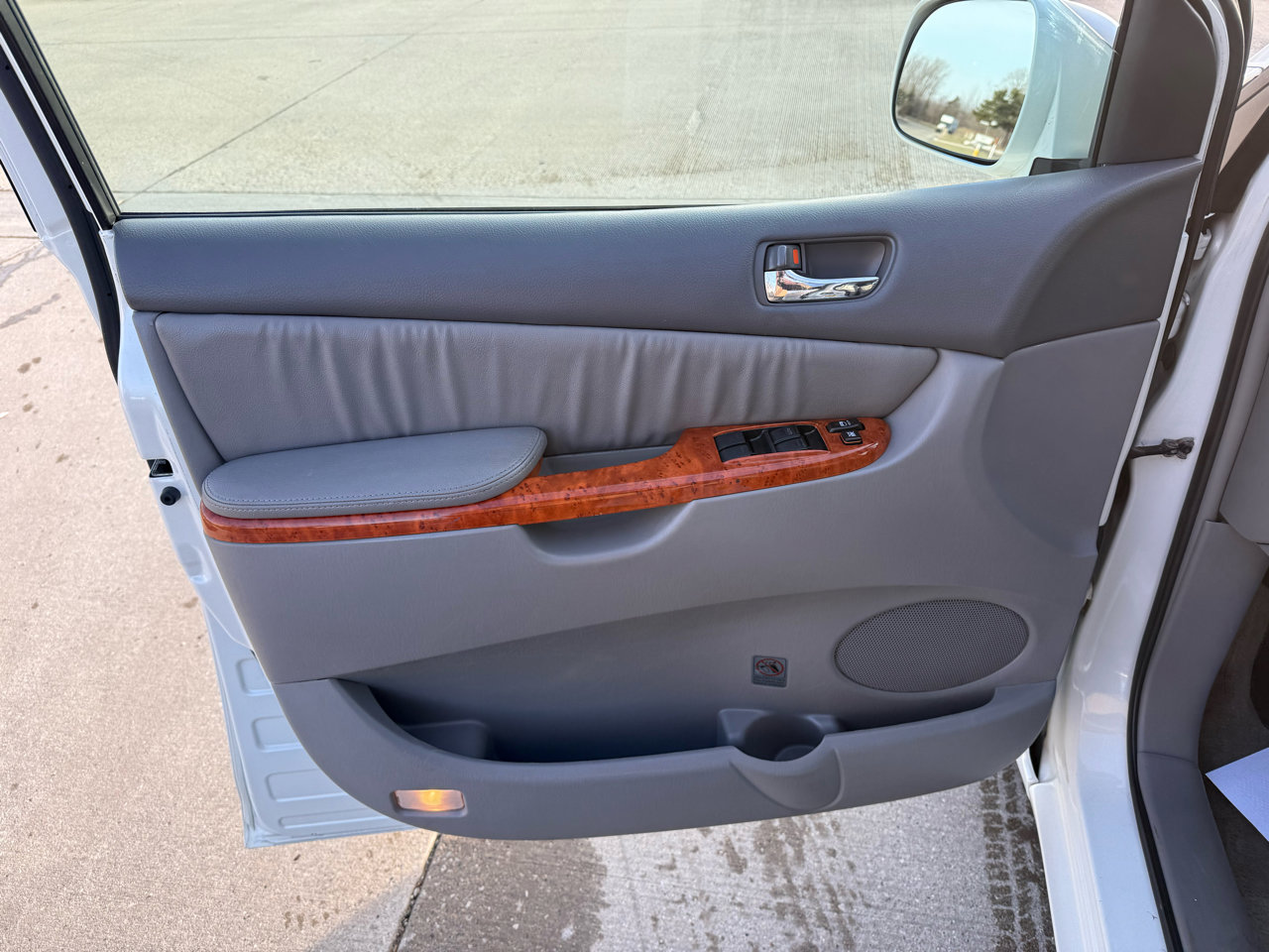 Used 2009 Toyota Sienna XLE image 12