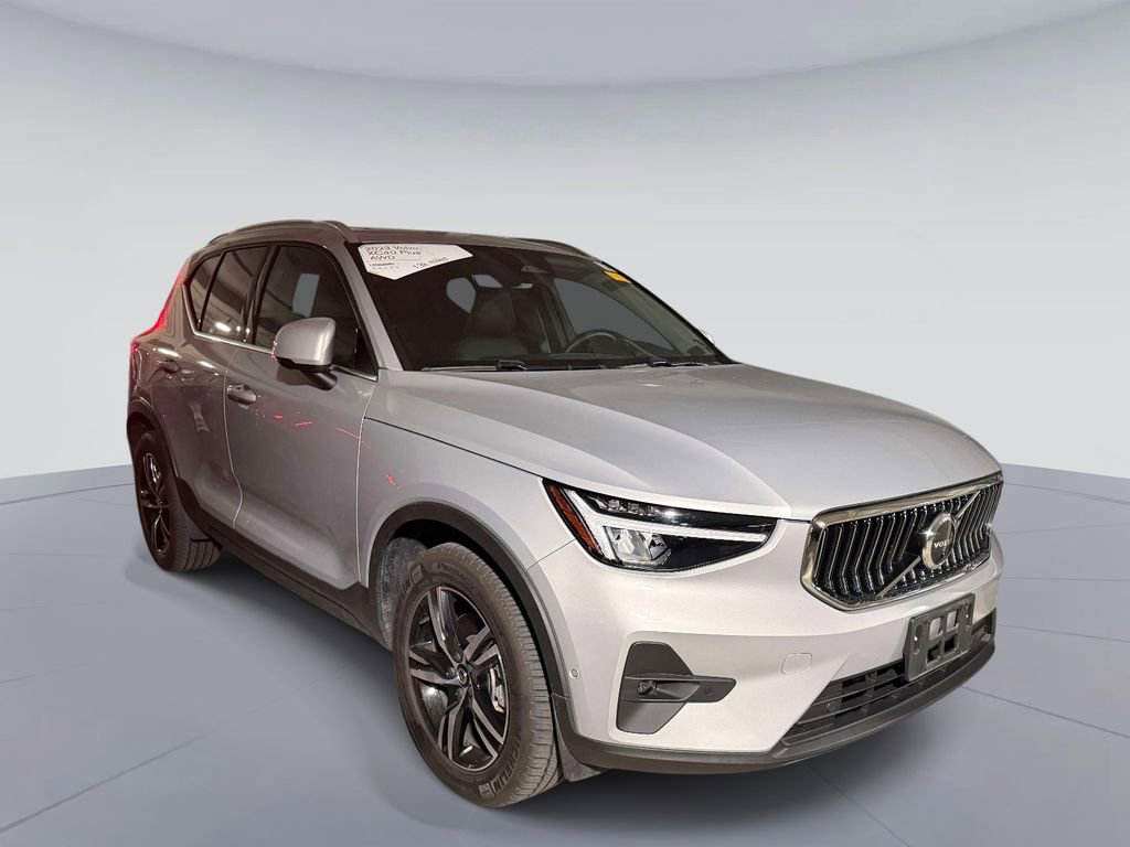 Used 2023 Volvo XC40 B5 Plus w/ Driver Assist Package AWD/4WD image 3