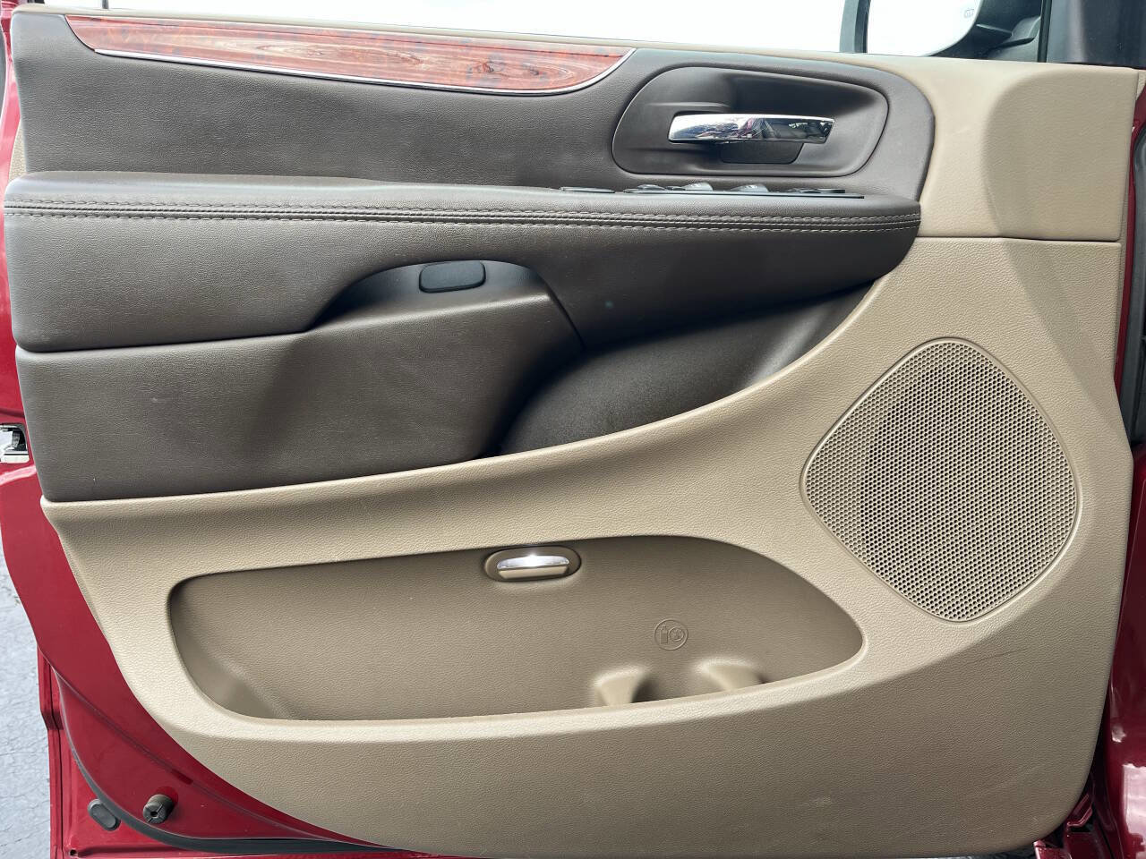 Used 2015 Chrysler Town & Country Touring image 13