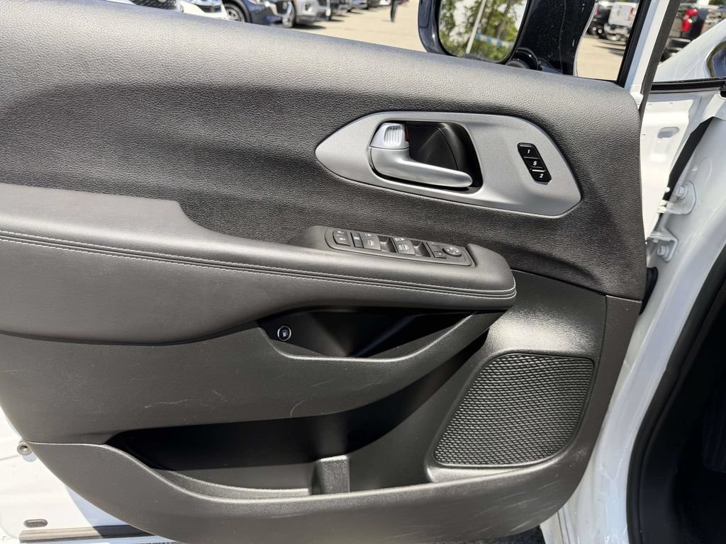 Used 2024 Chrysler Pacifica Limited FWD image 25