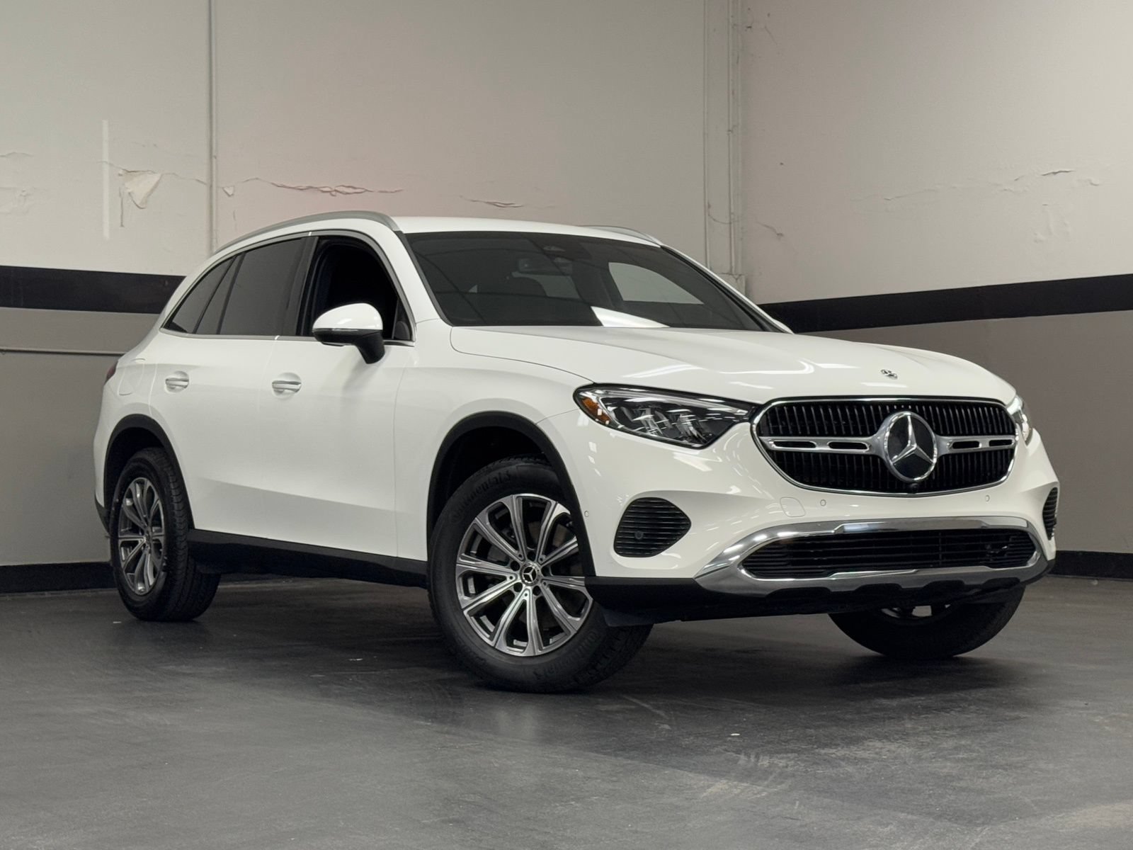 Used 2023 Mercedes-Benz GLC 300 image 2