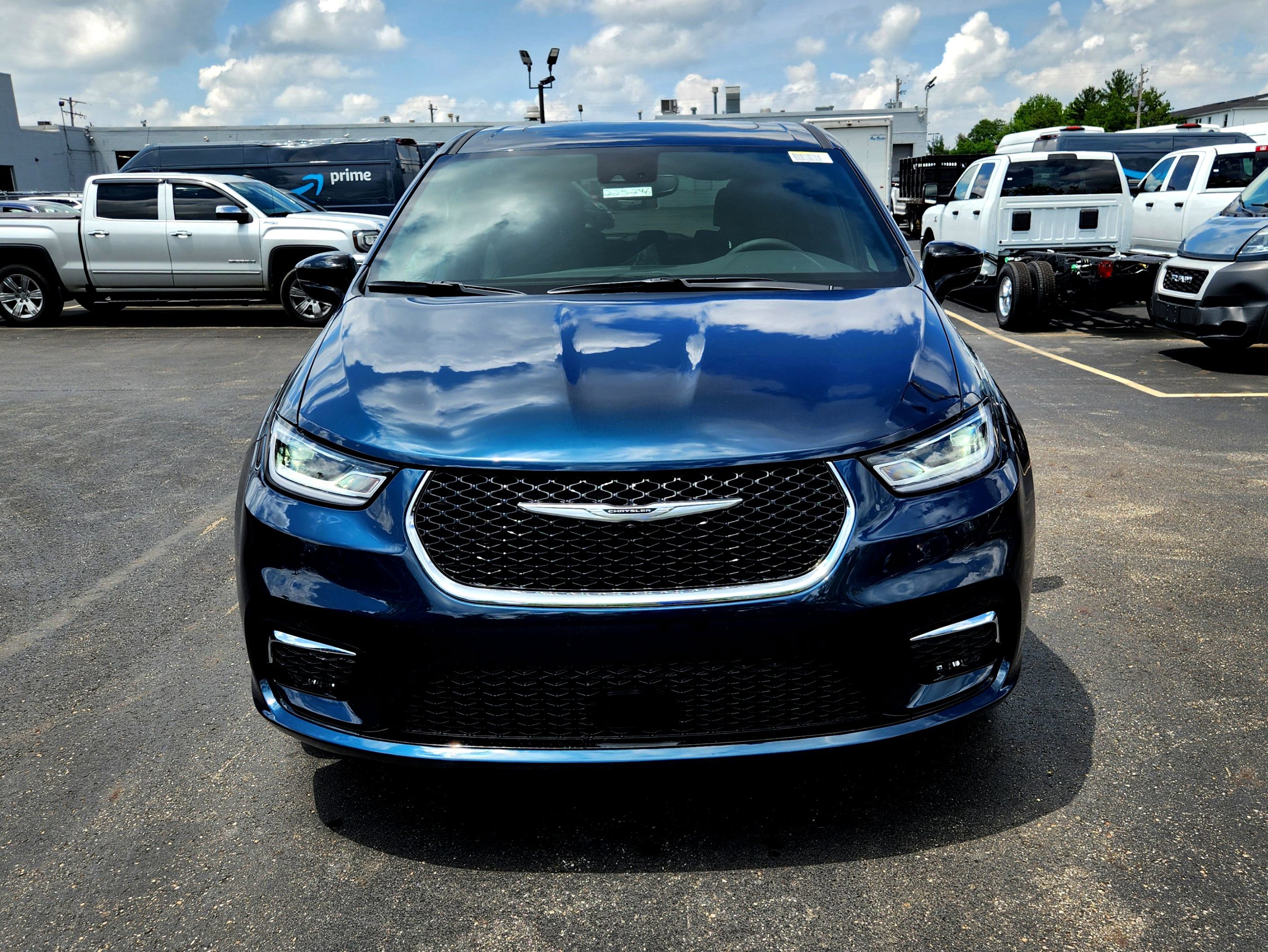 New 2025 Chrysler Pacifica Select w/ Uconnect Theater Family Group image 3