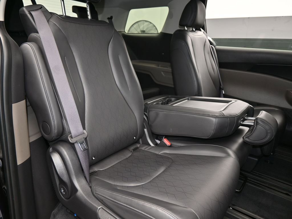 Used 2025 Kia Carnival image 42