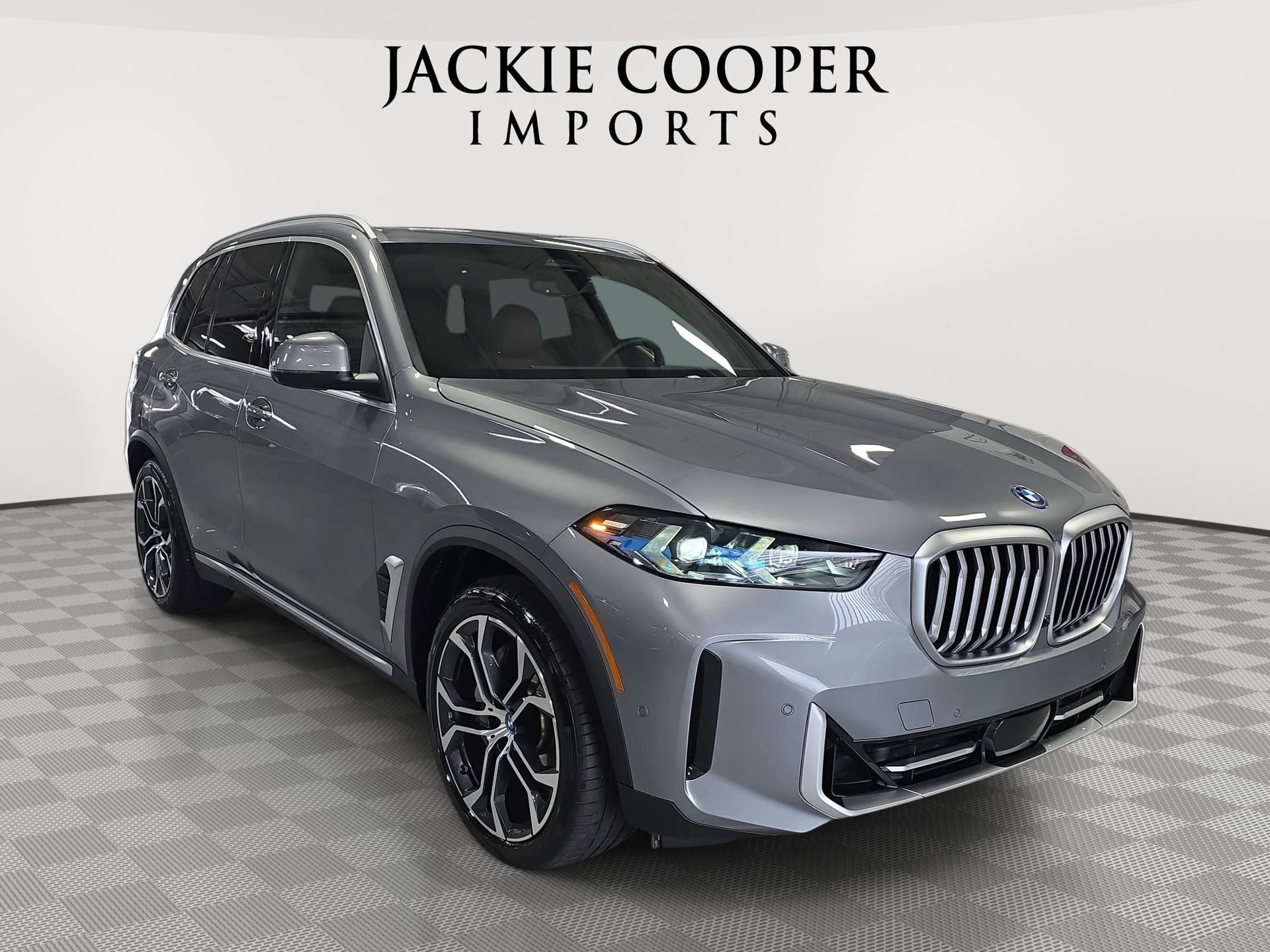 Used 2025 BMW X5 xDrive50e w/ Parking Assistance Package image 3