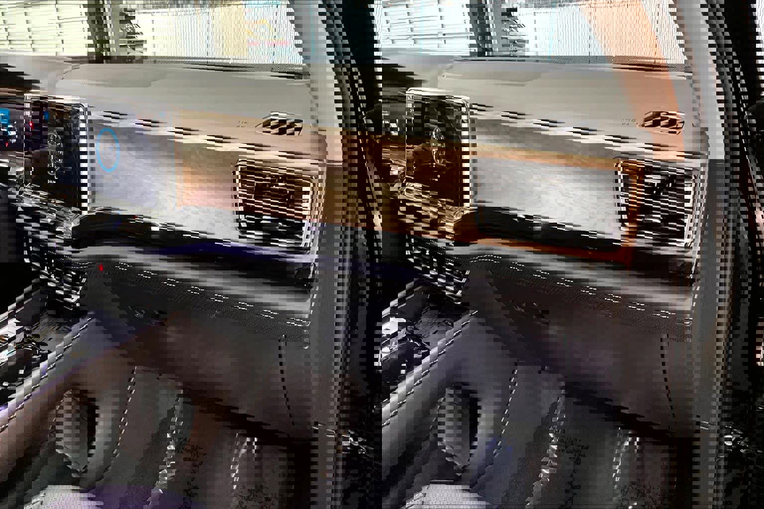 Used 2025 Volkswagen Atlas SE w/ Black Wheel Package image 18