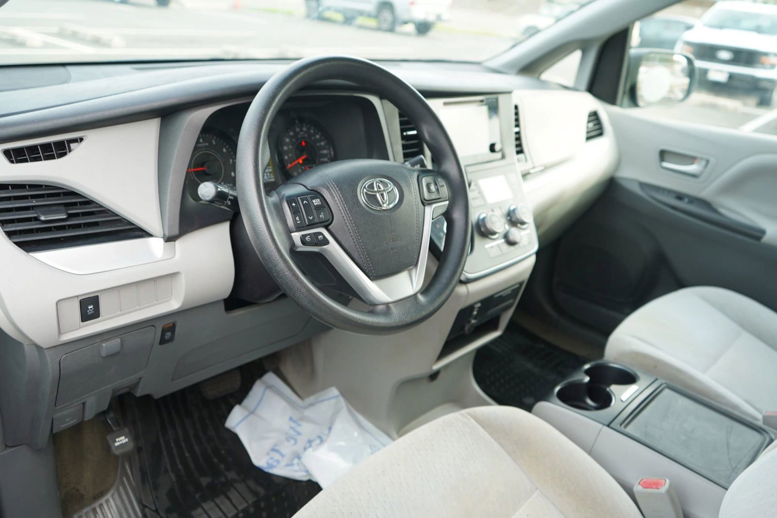 Used 2017 Toyota Sienna LE image 8