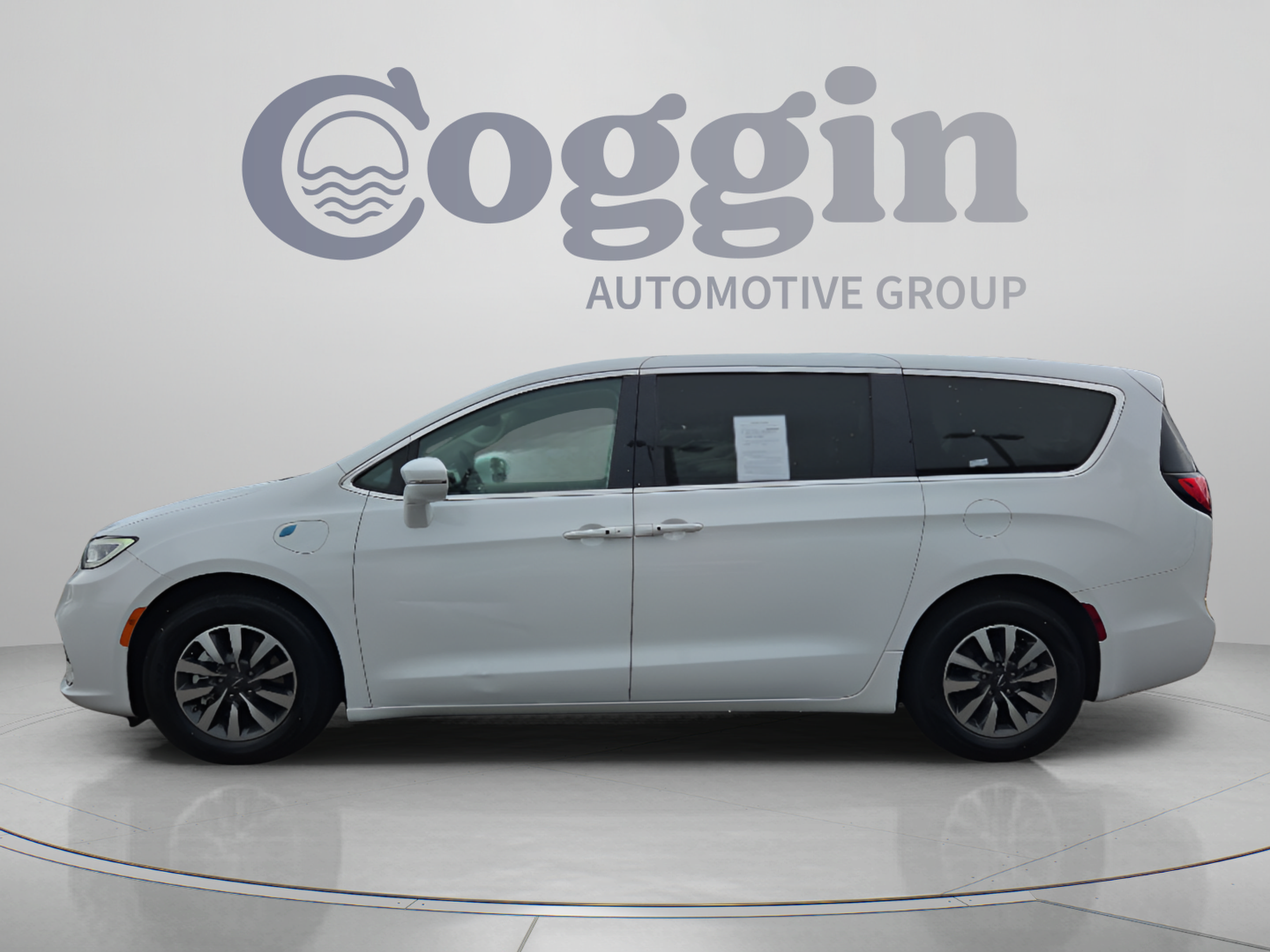 Used 2022 Chrysler Pacifica Touring-L FWD image 2