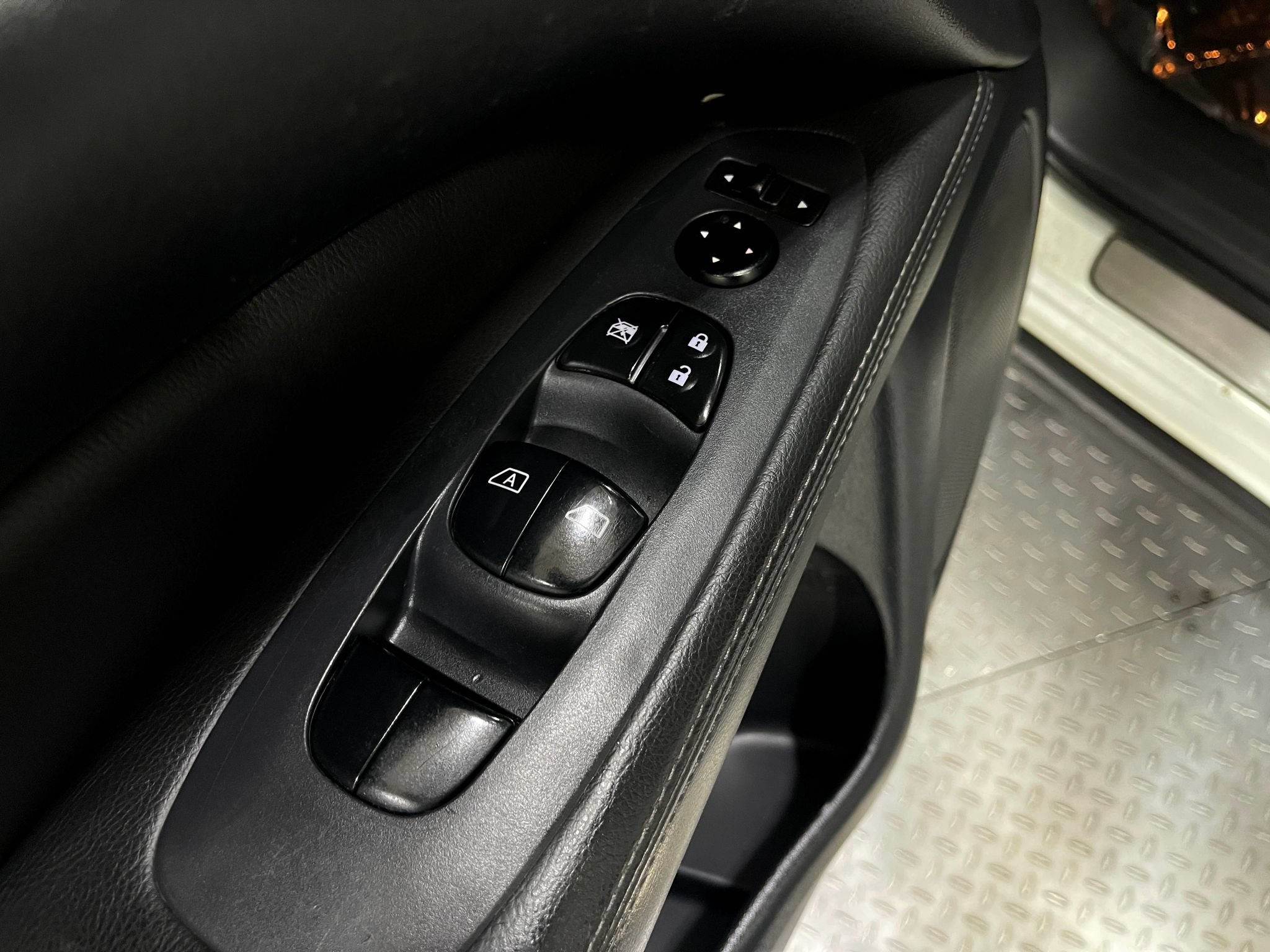 Used 2019 Nissan Pathfinder Platinum w/ Cargo Package AWD/4WD image 16