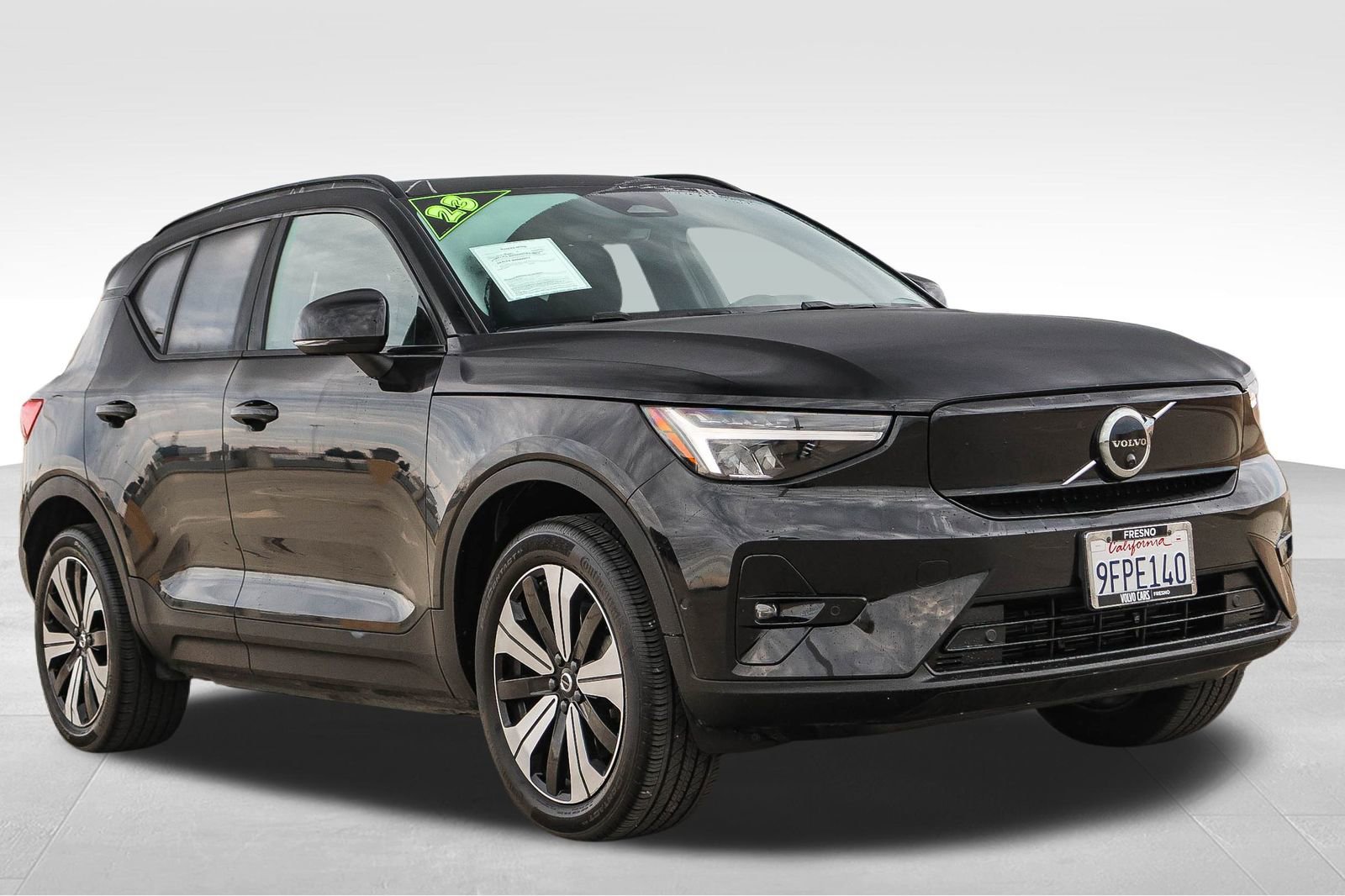 Used 2023 Volvo XC40 Recharge Plus image 3