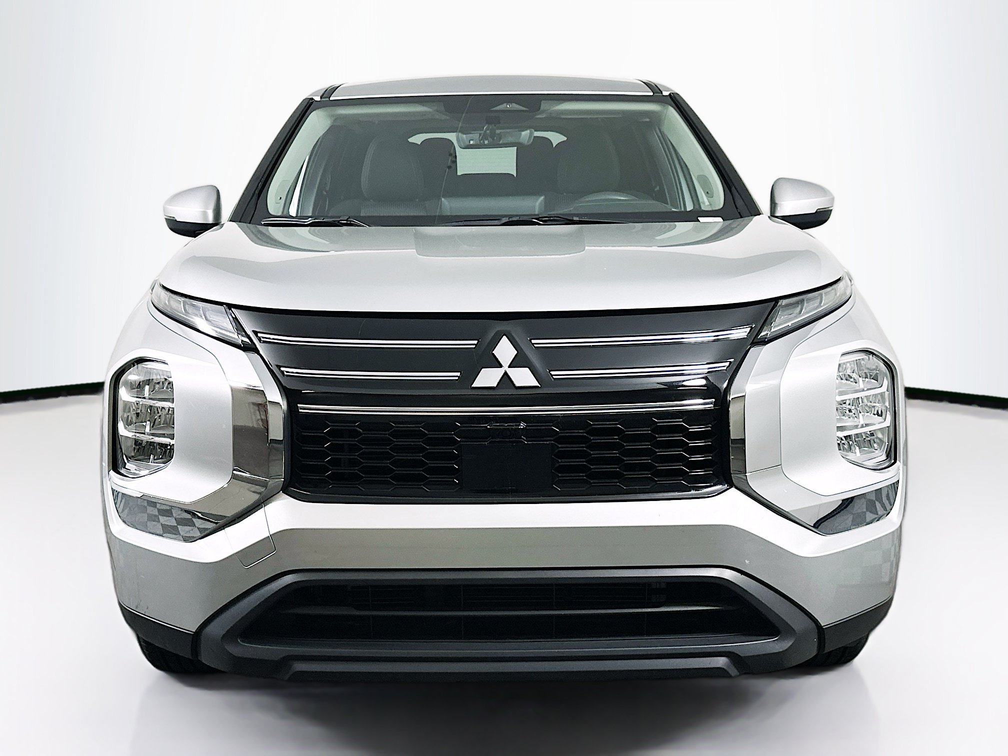 Used 2025 Mitsubishi Outlander ES FWD image 2