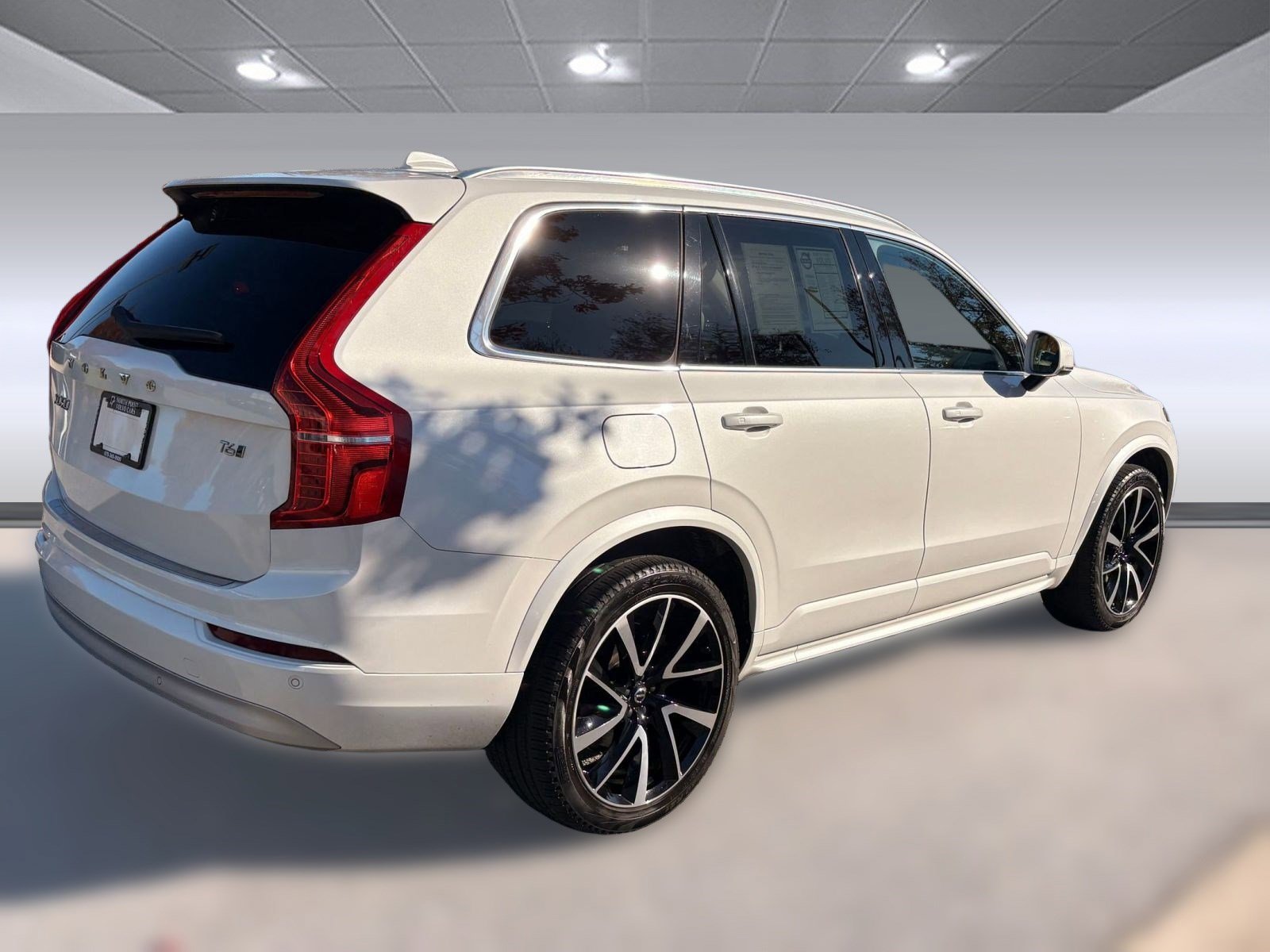 Certified 2022 Volvo XC90 T6 Momentum w/ Advanced Package image 9