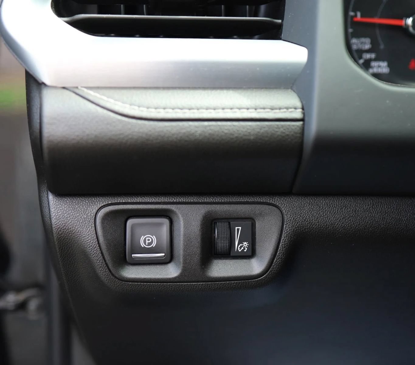 Used 2018 GMC Acadia SLE w/ LPO, Black Accent Package AWD/4WD image 13