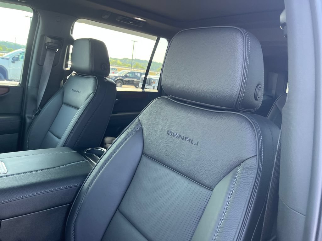 Used 2025 GMC Yukon XL Denali w/ Sun & Power Step Package AWD/4WD image 11
