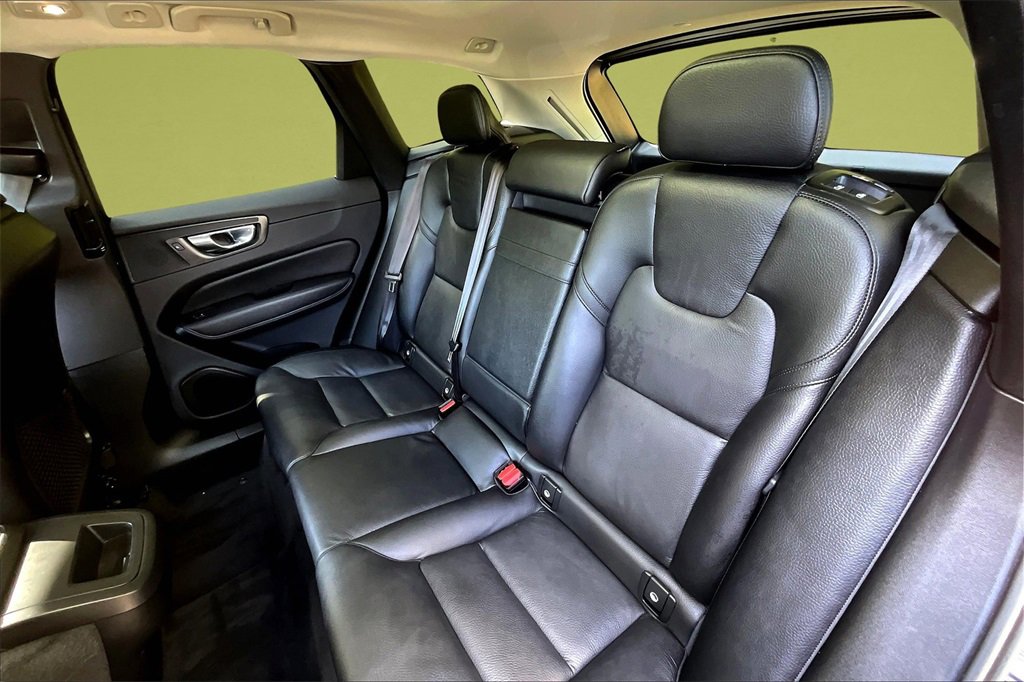 Certified 2022 Volvo XC60 B5 Momentum image 19