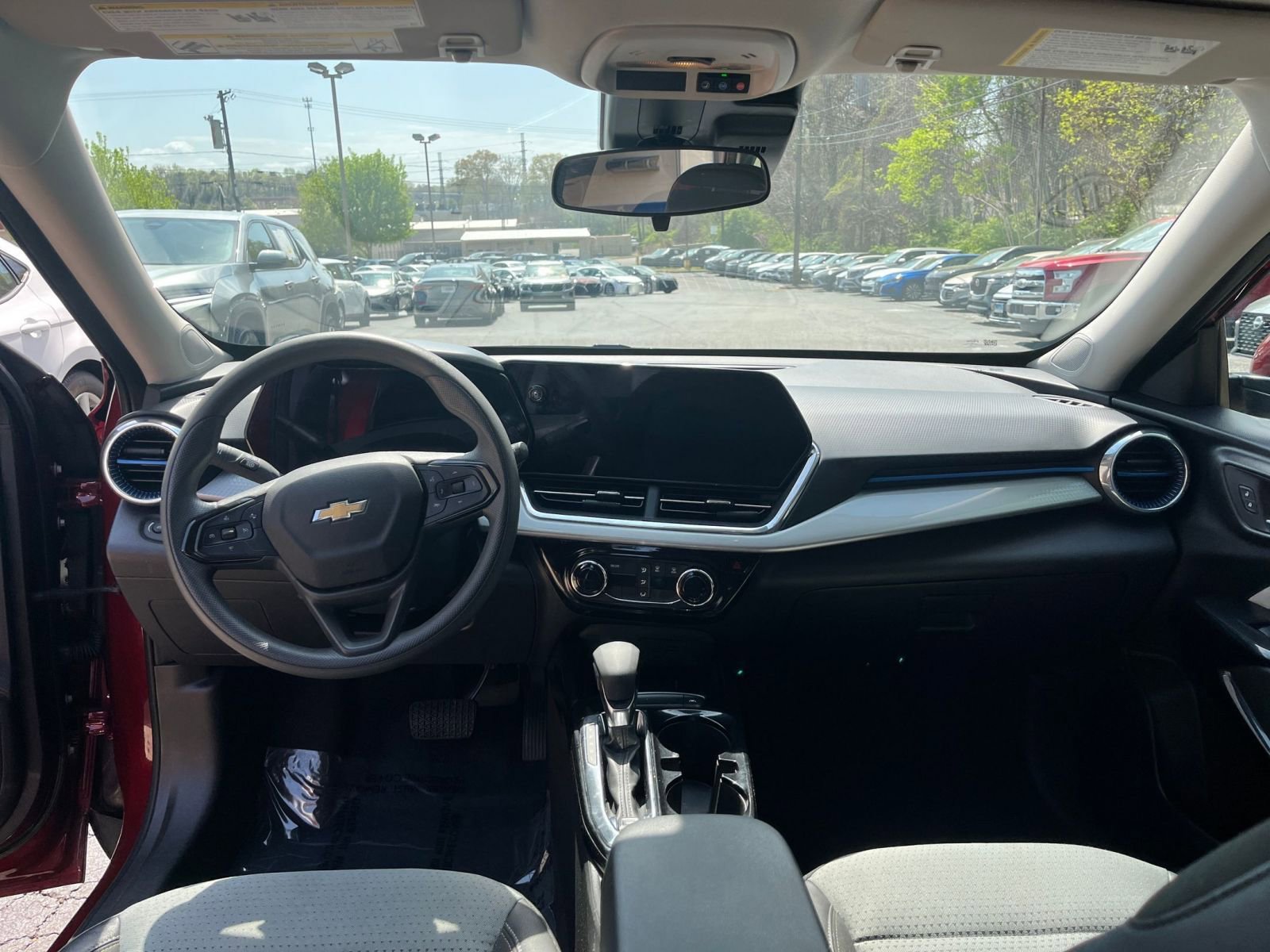 Used 2025 Chevrolet Trax LT FWD image 28