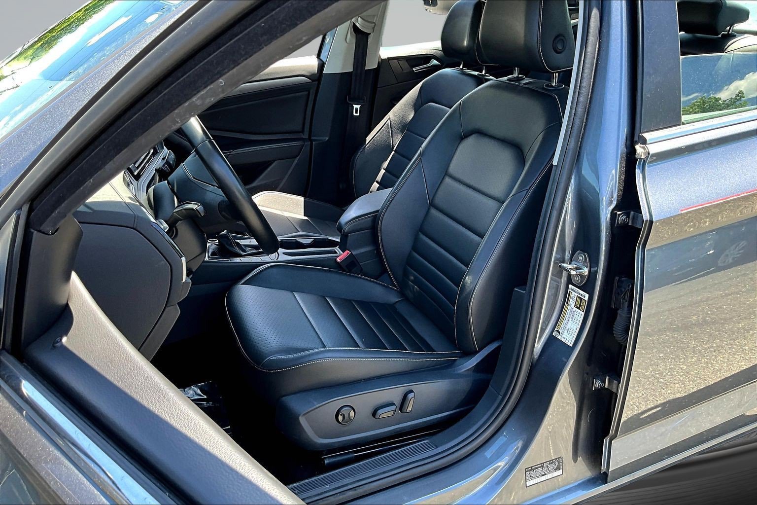 Used 2024 Volkswagen Jetta SE FWD image 18