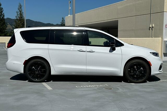 New 2025 Chrysler Pacifica Limited image 3