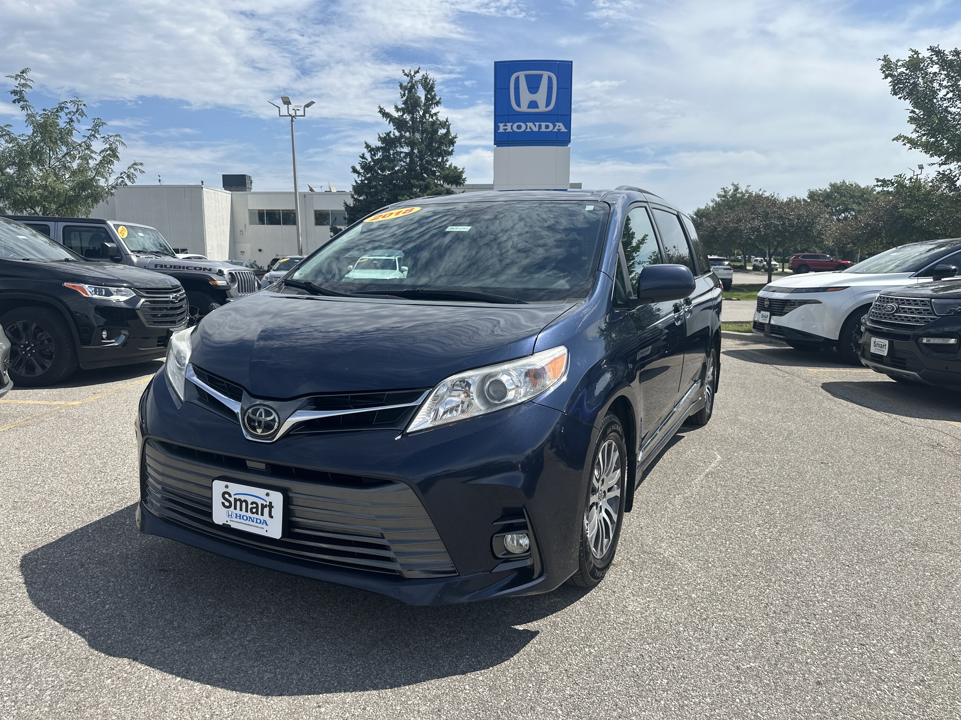 Used 2018 Toyota Sienna XLE w/ Protection Package FWD image 1