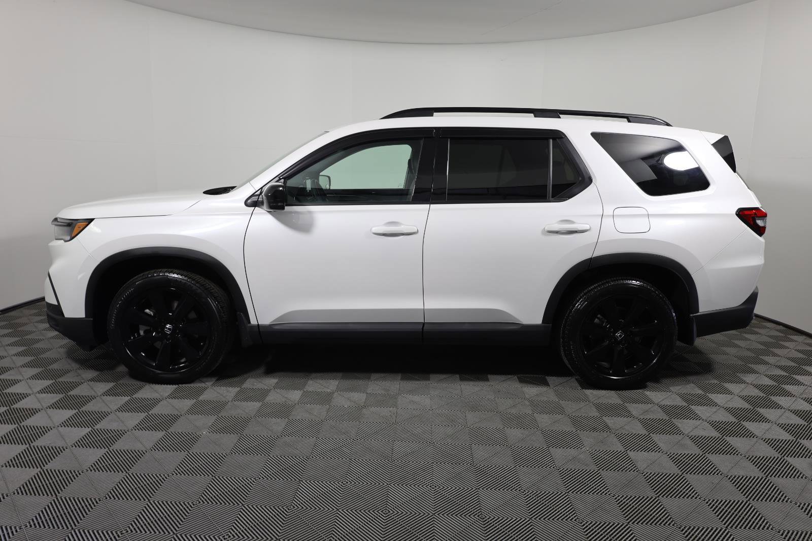 Used 2025 Honda Pilot Black Edition image 8