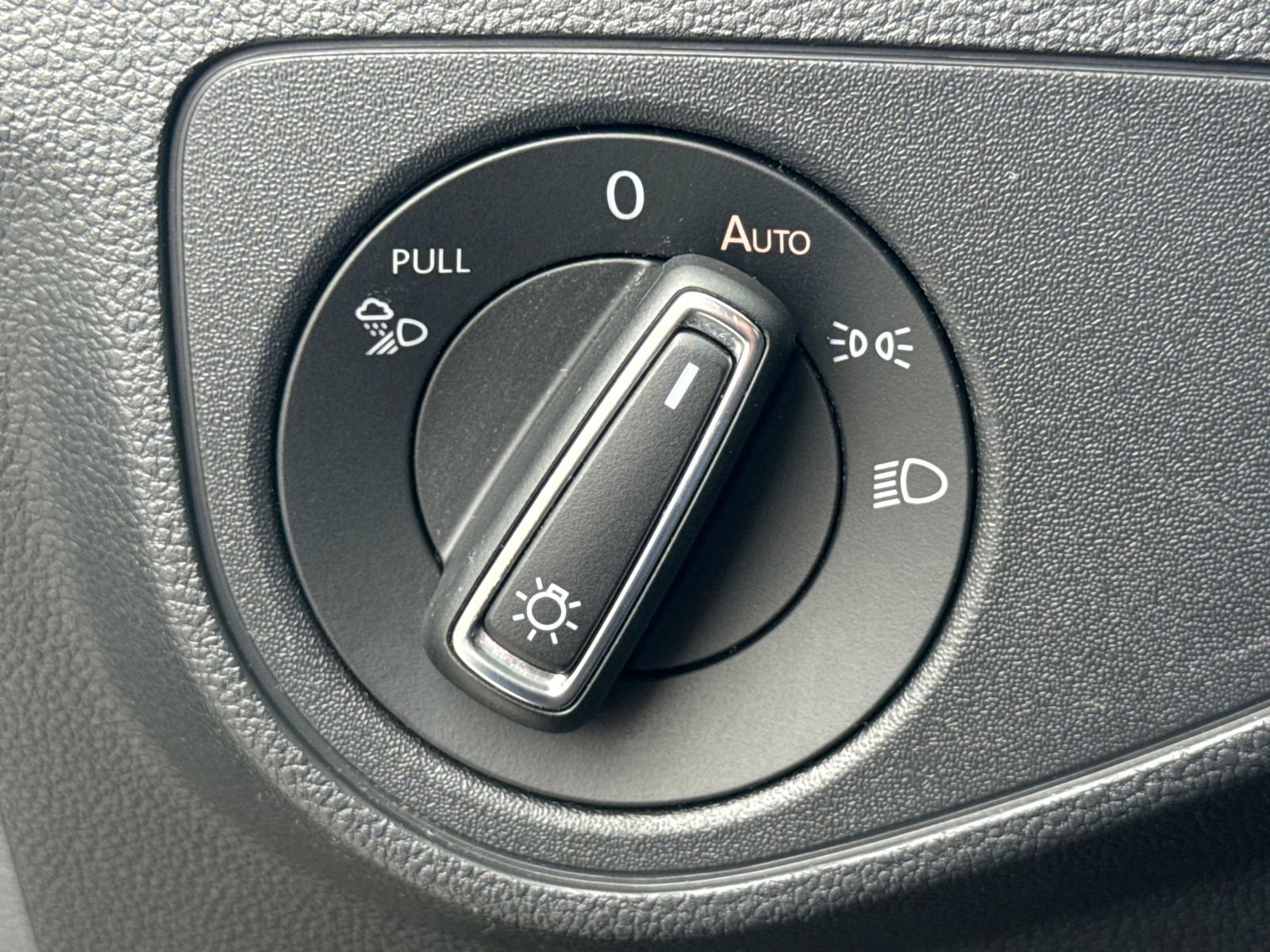 Used 2022 Volkswagen Atlas Cross Sport SE w/ Panoramic Sunroof Package image 20