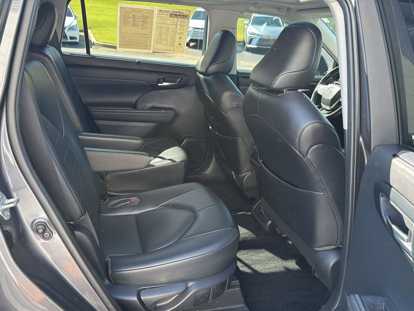 Used 2022 Toyota Highlander XLE FWD image 13