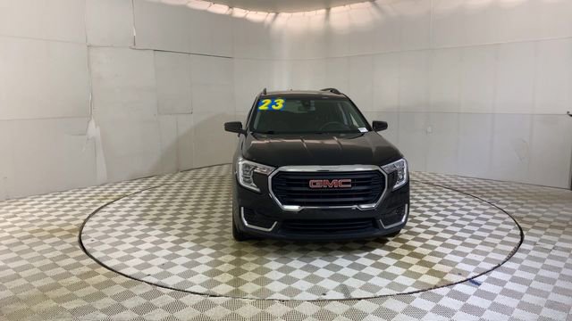 Used 2023 GMC Terrain SLE w/ Driver Convenience Package image 3