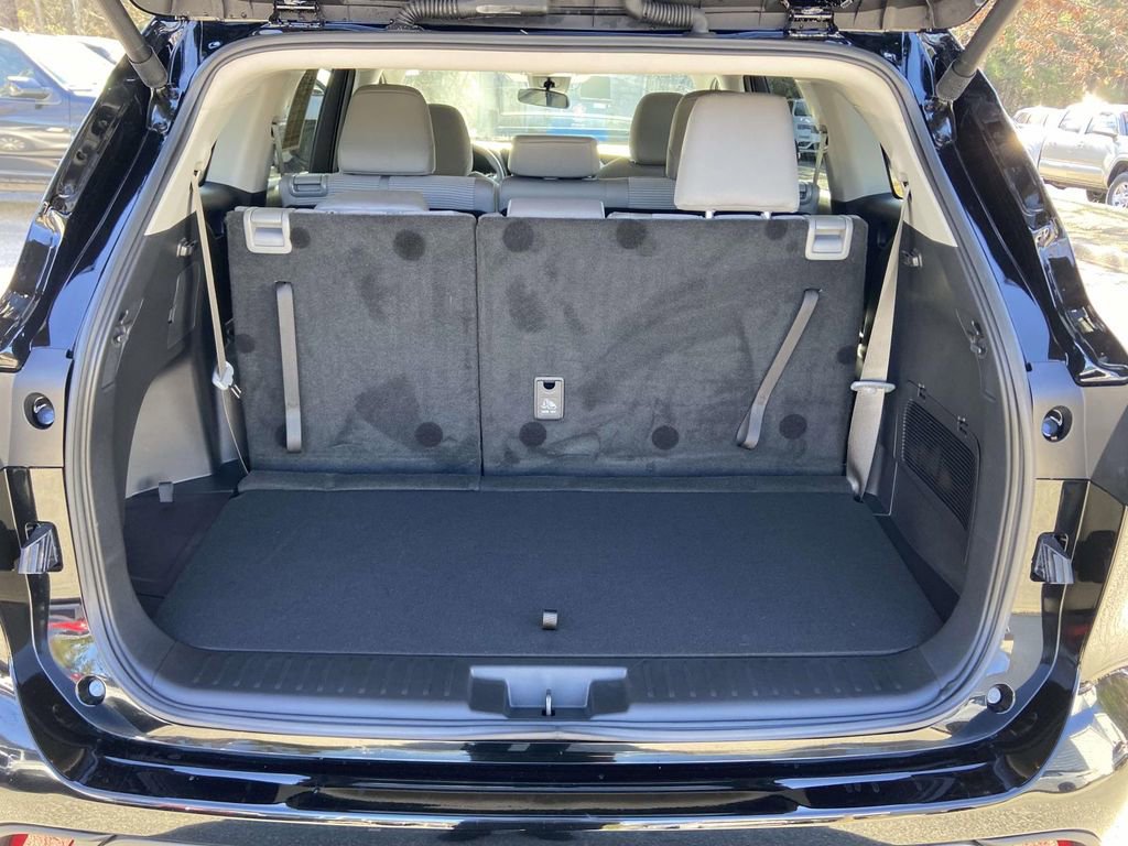 Used 2025 Toyota Highlander LE image 10