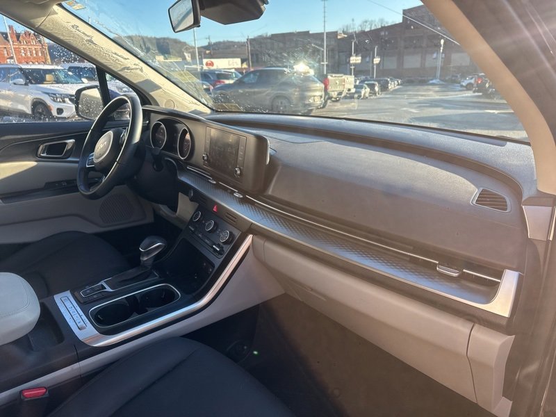 Used 2024 Kia Carnival LX image 11