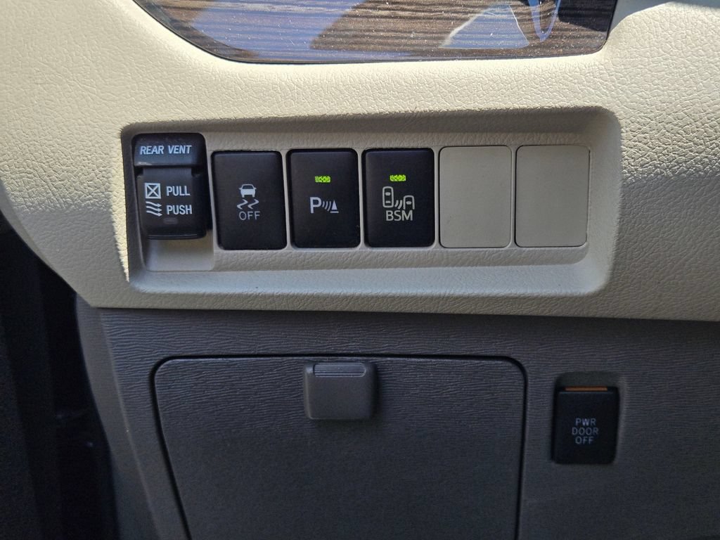Used 2015 Toyota Sienna XLE w/ XLE Navigation Package FWD image 31