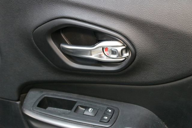 Used 2019 Jeep Cherokee Sport FWD image 9