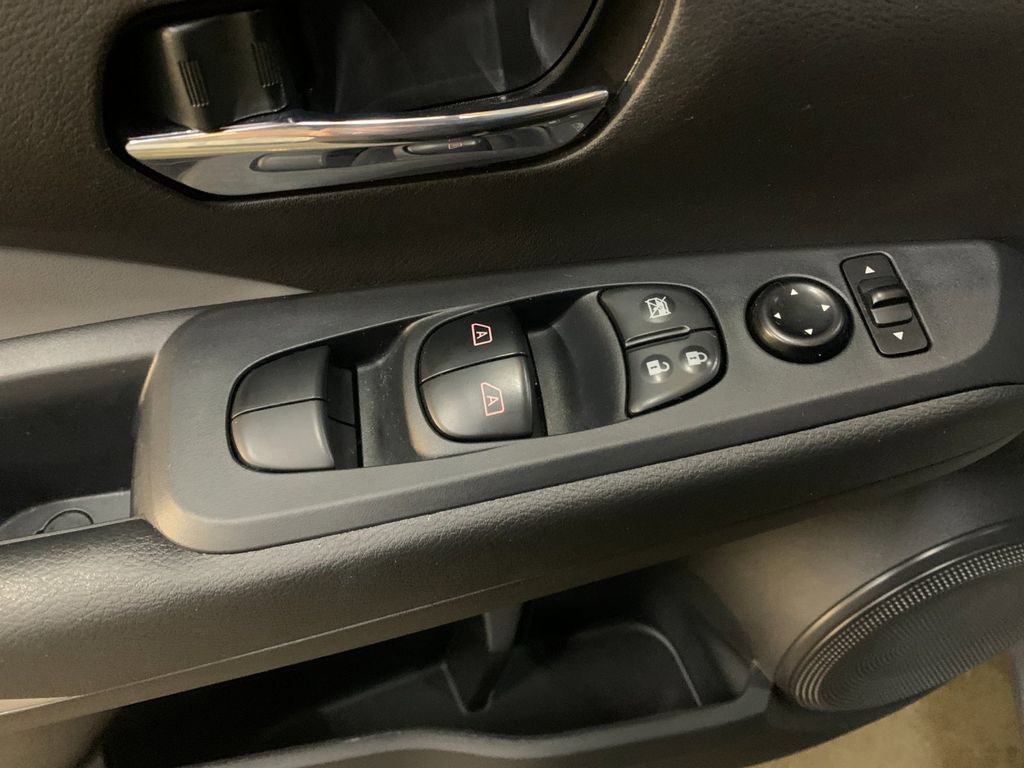 Used 2023 Nissan Kicks SR w/ SR Premium Package FWD image 13
