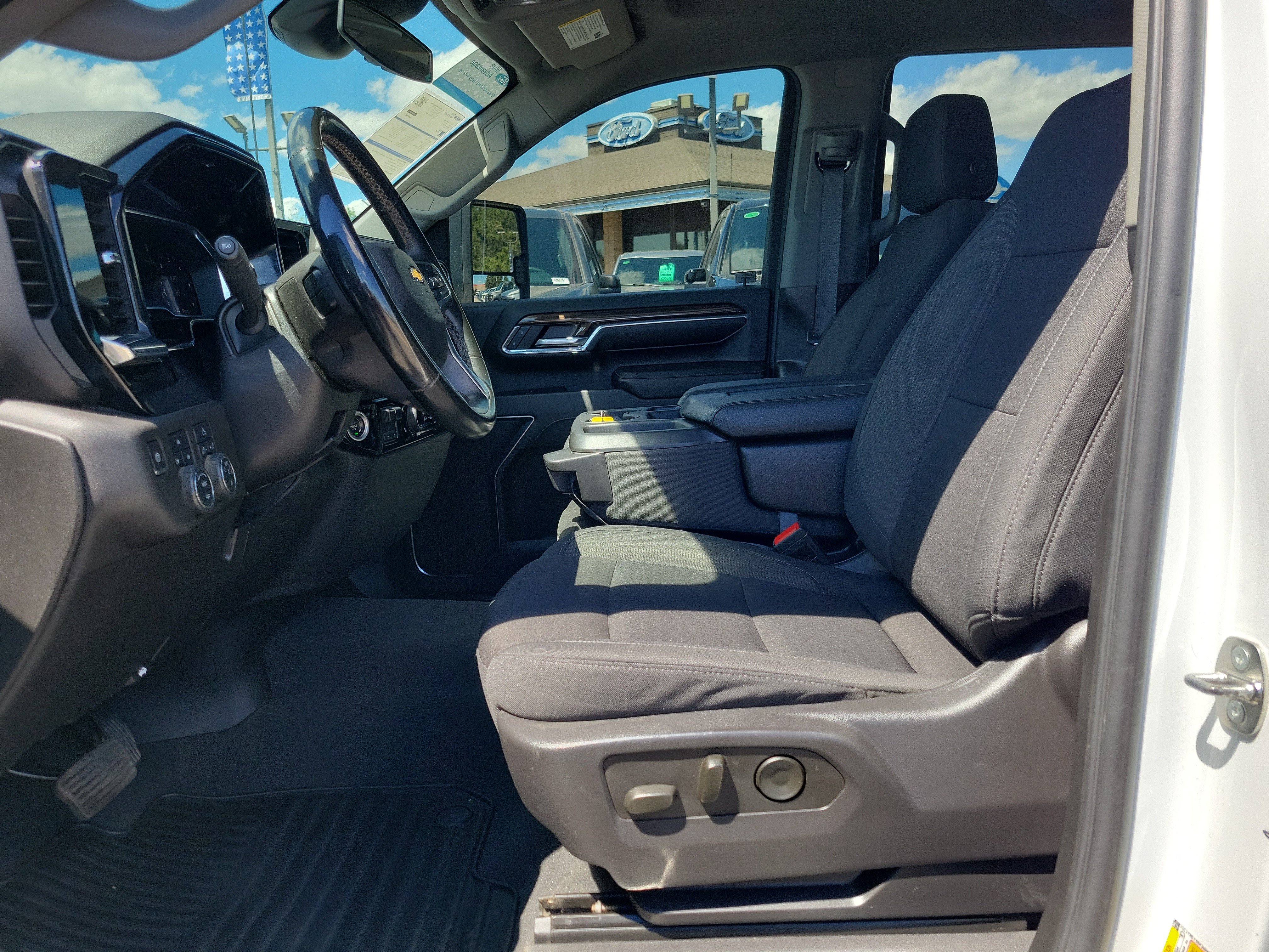 Used 2024 Chevrolet Silverado 2500 LT AWD/4WD image 15