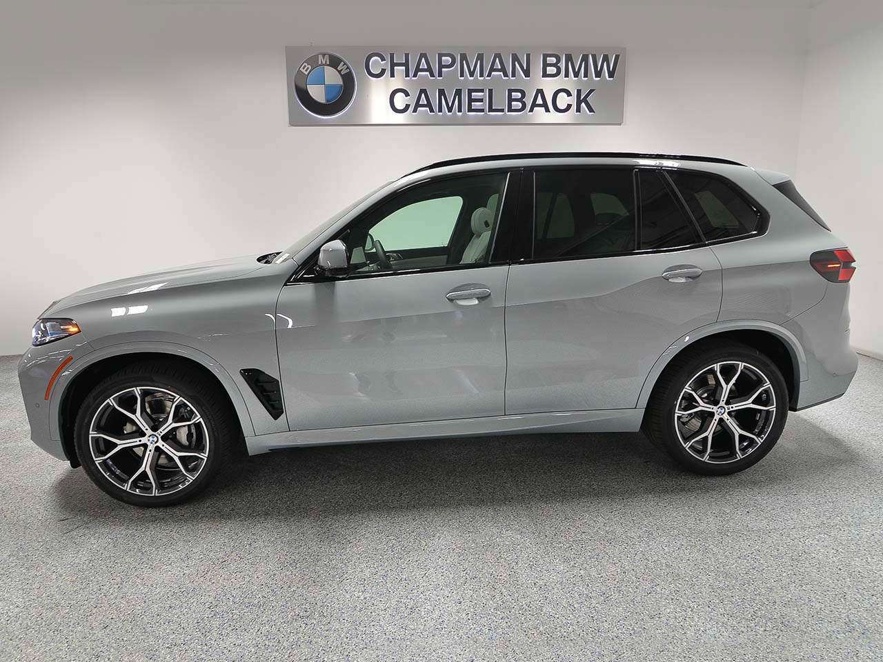 Used 2026 BMW X5 xDrive40i w/ M Sport Package AWD/4WD image 3