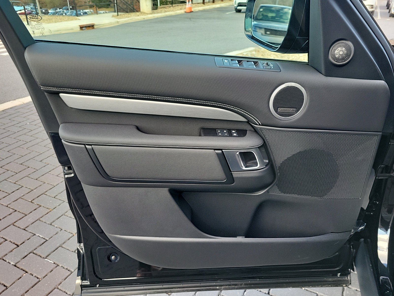 Used 2025 Land Rover Discovery Dynamic SE AWD/4WD image 23