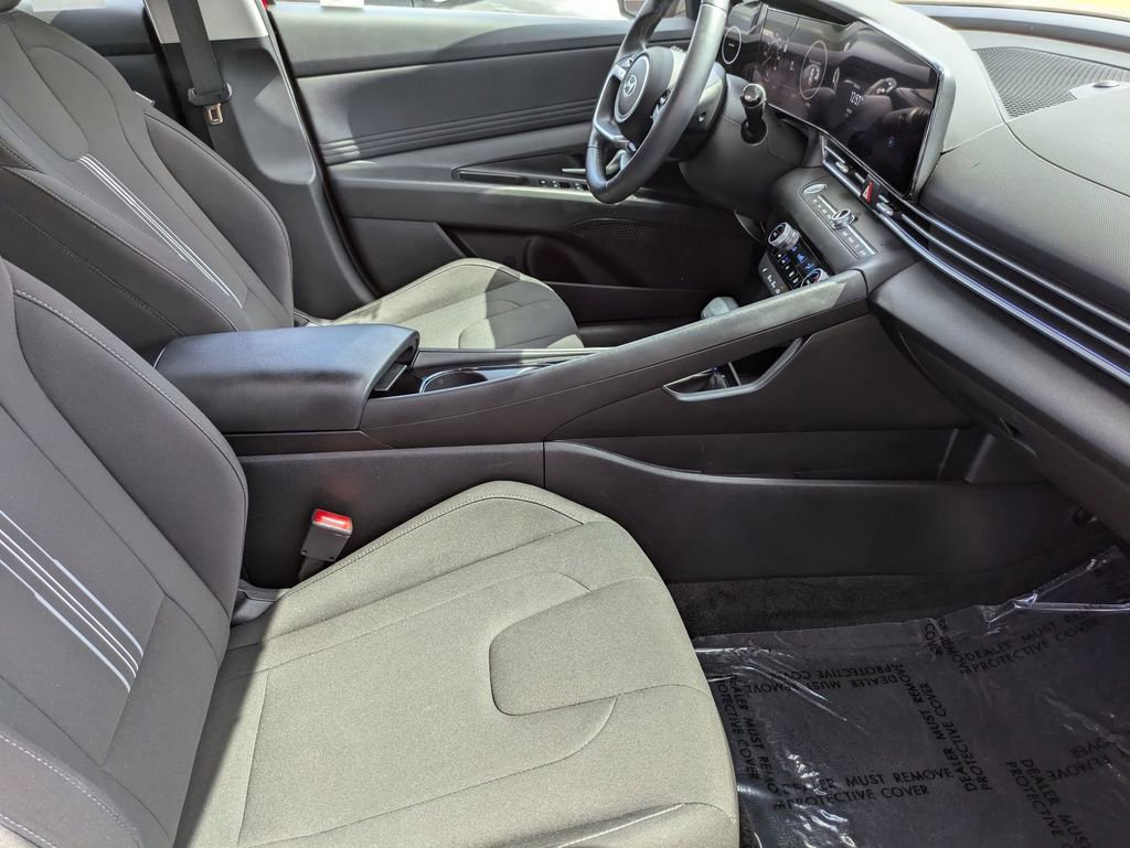 Used 2025 Hyundai Elantra SEL FWD image 30