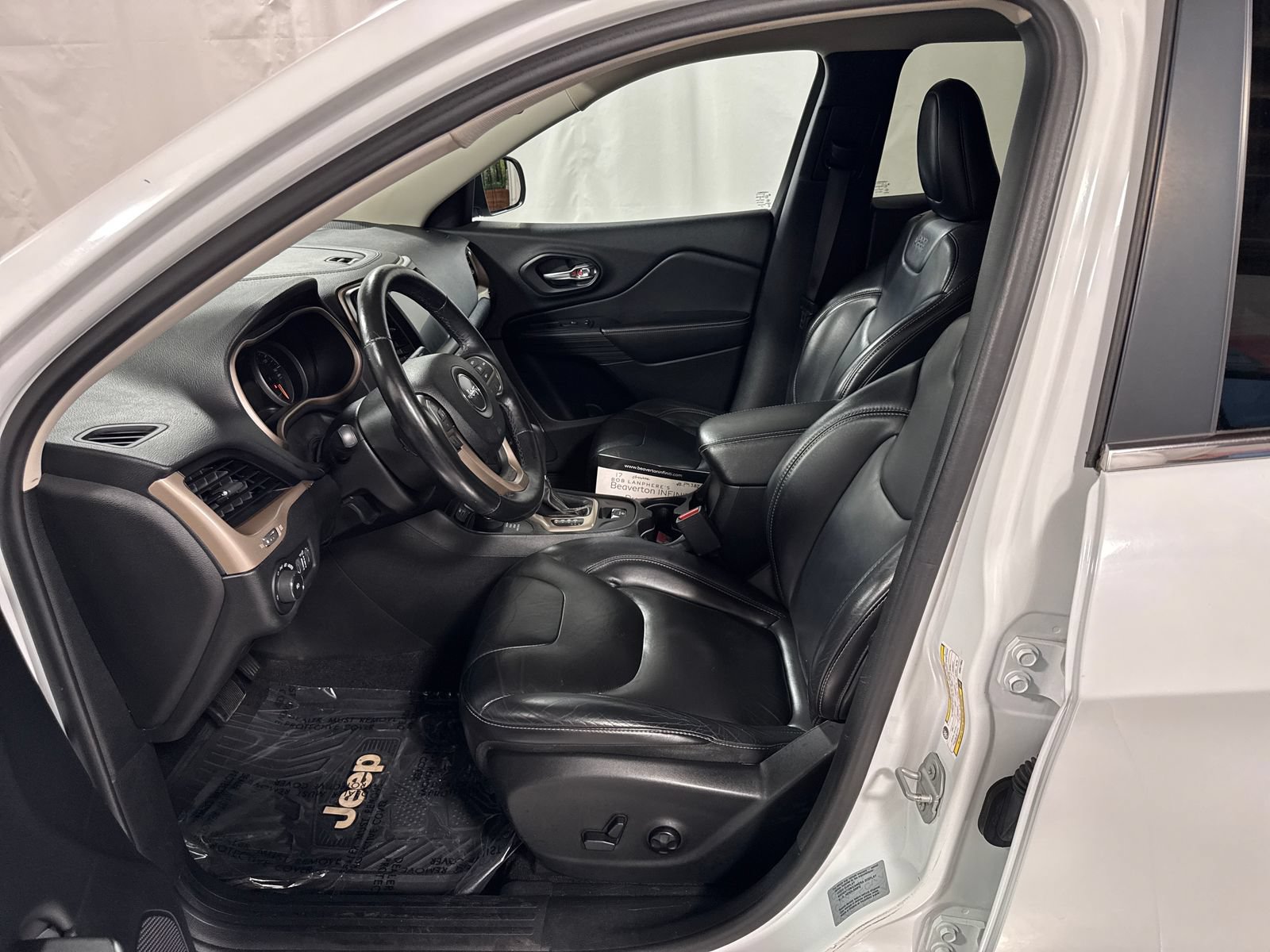 Used 2017 Jeep Cherokee Limited AWD/4WD image 3