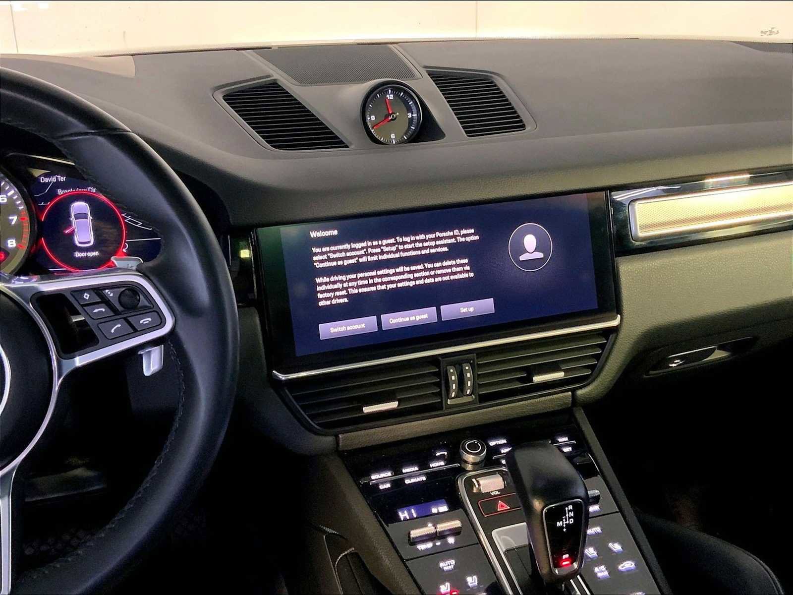 Certified 2022 Porsche Cayenne Platinum Edition image 31