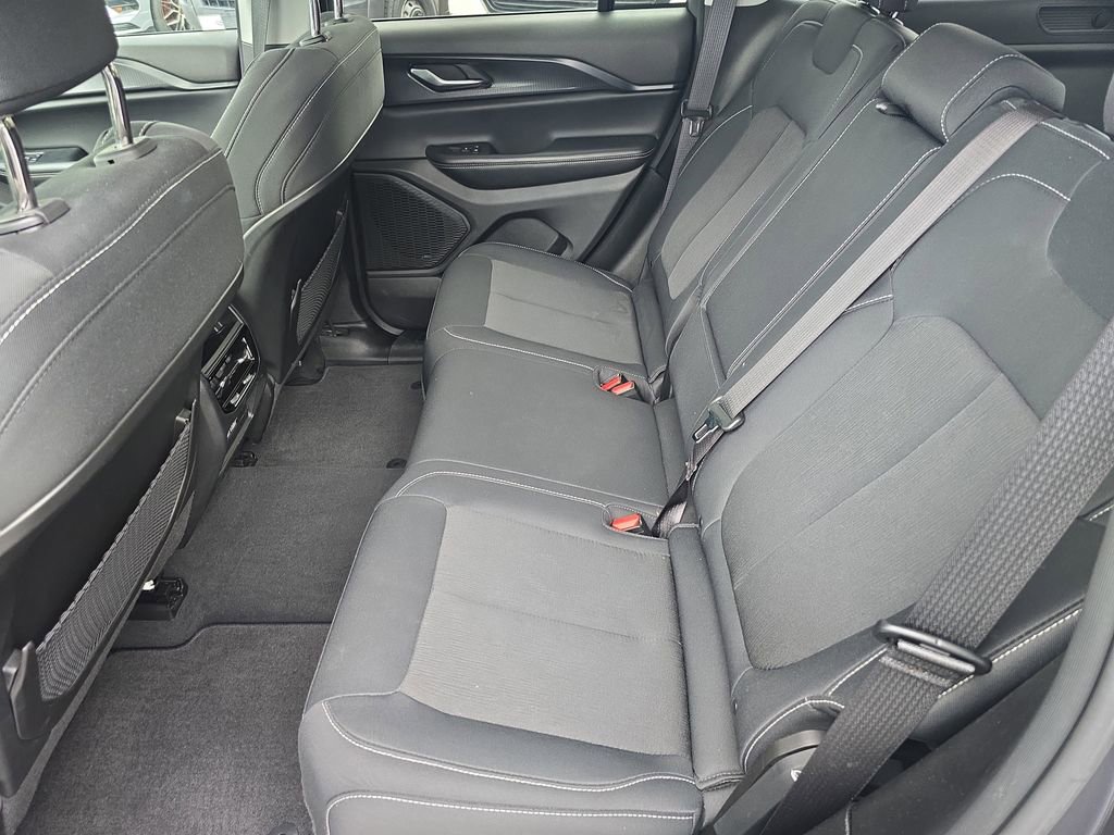 Used 2023 Jeep Grand Cherokee Laredo X image 13