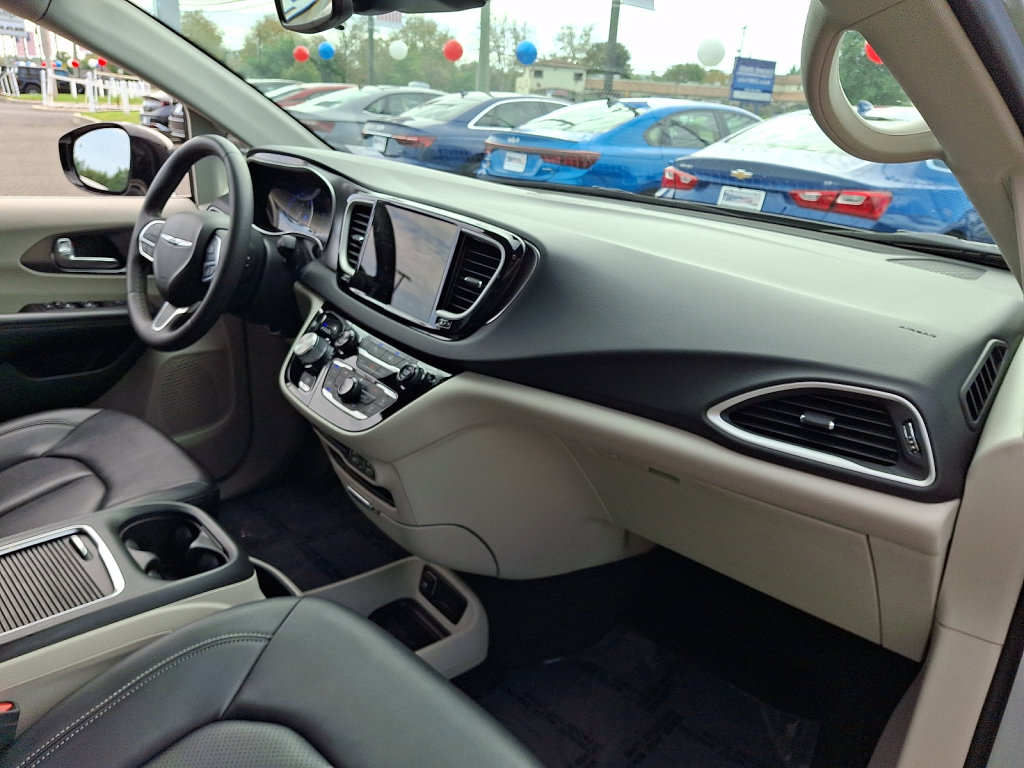 Used 2024 Chrysler Pacifica Touring-L FWD image 11