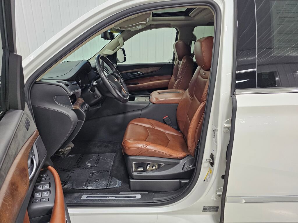 Used 2019 Cadillac Escalade Luxury AWD/4WD image 12