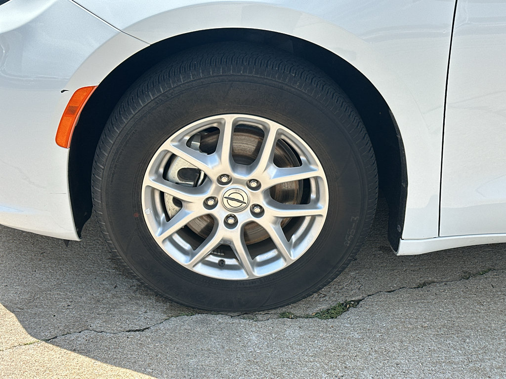 Used 2024 Chrysler Pacifica Touring-L FWD image 3