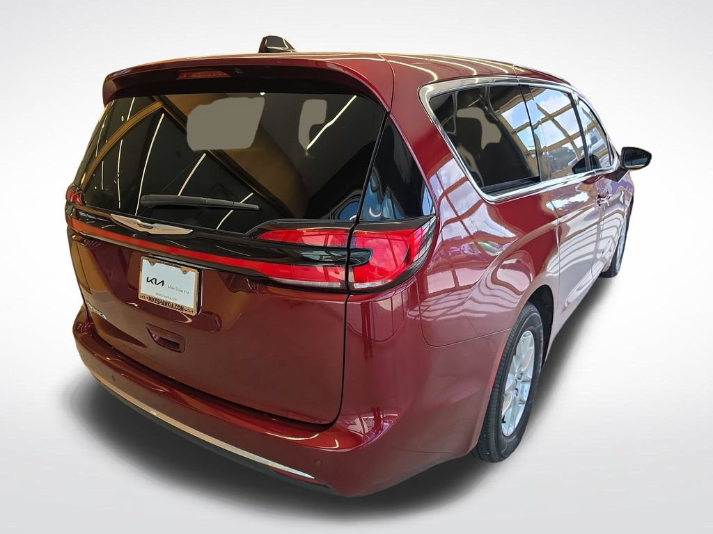 Used 2023 Chrysler Pacifica Touring-L FWD image 6