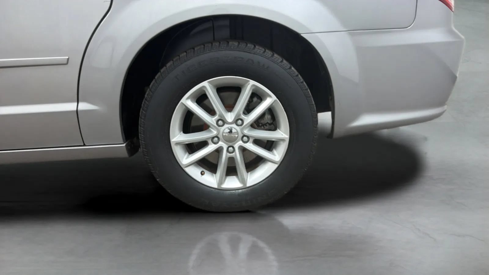 Used 2014 Dodge Grand Caravan SXT FWD image 25