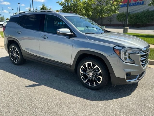 Used 2023 GMC Terrain SLT w/ Infotainment Package II FWD image 2