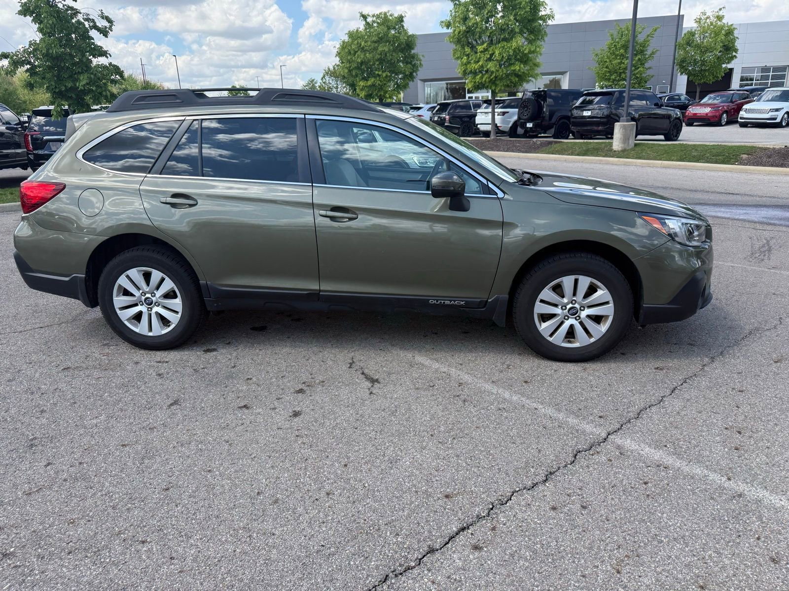 Used 2019 Subaru Outback 2.5i Premium w/ Popular Package #2 AWD/4WD image 4