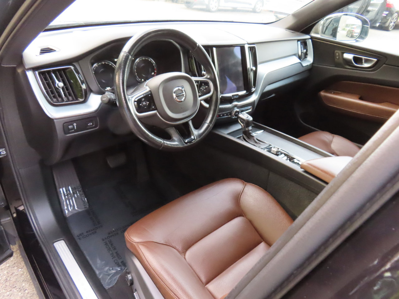 Used 2018 Volvo XC60 T6 Momentum w/ Convenience Package image 6