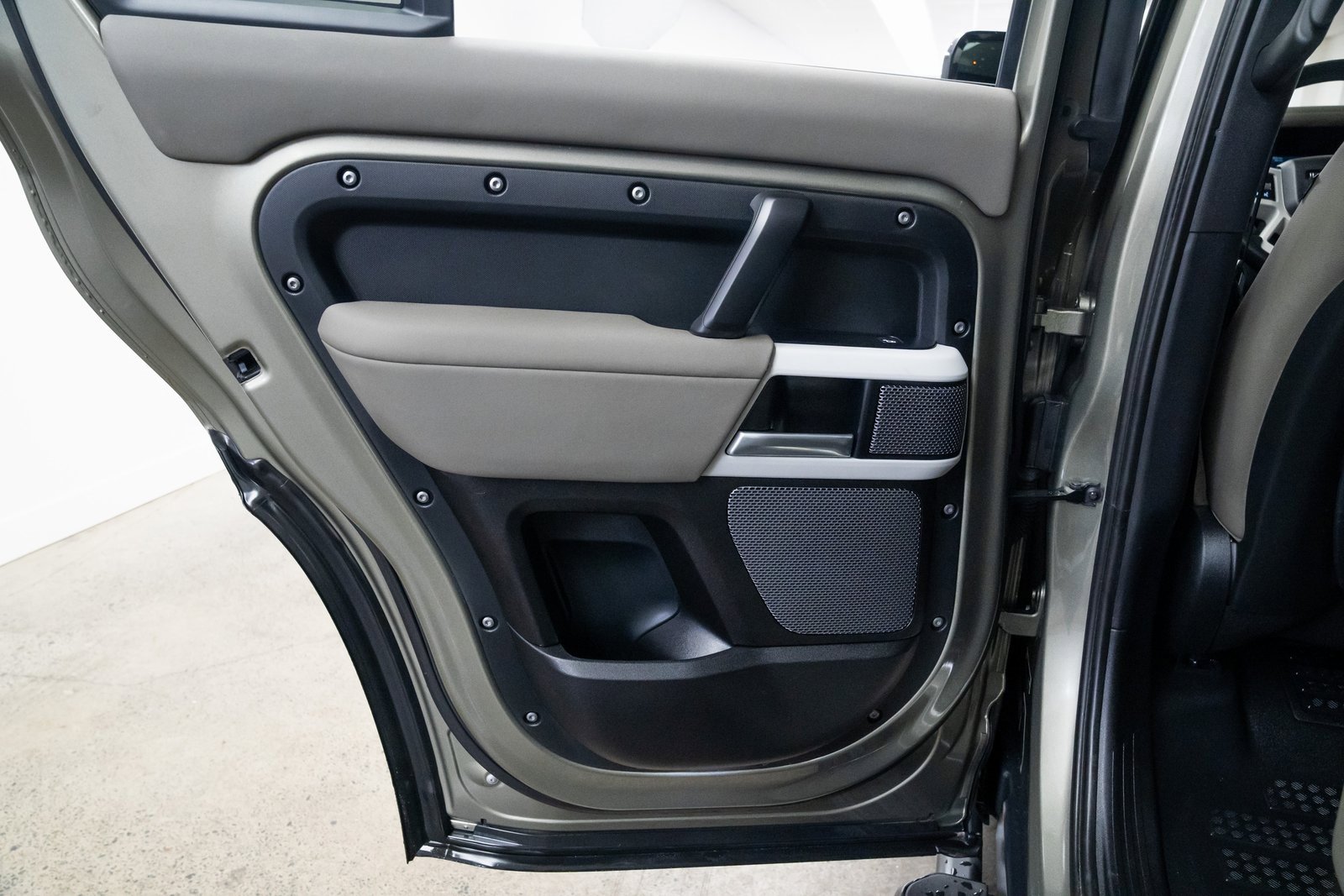 Used 2021 Land Rover Defender 110 SE image 19