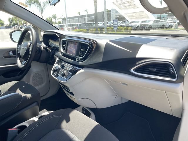 Used 2022 Chrysler Voyager LX FWD image 28