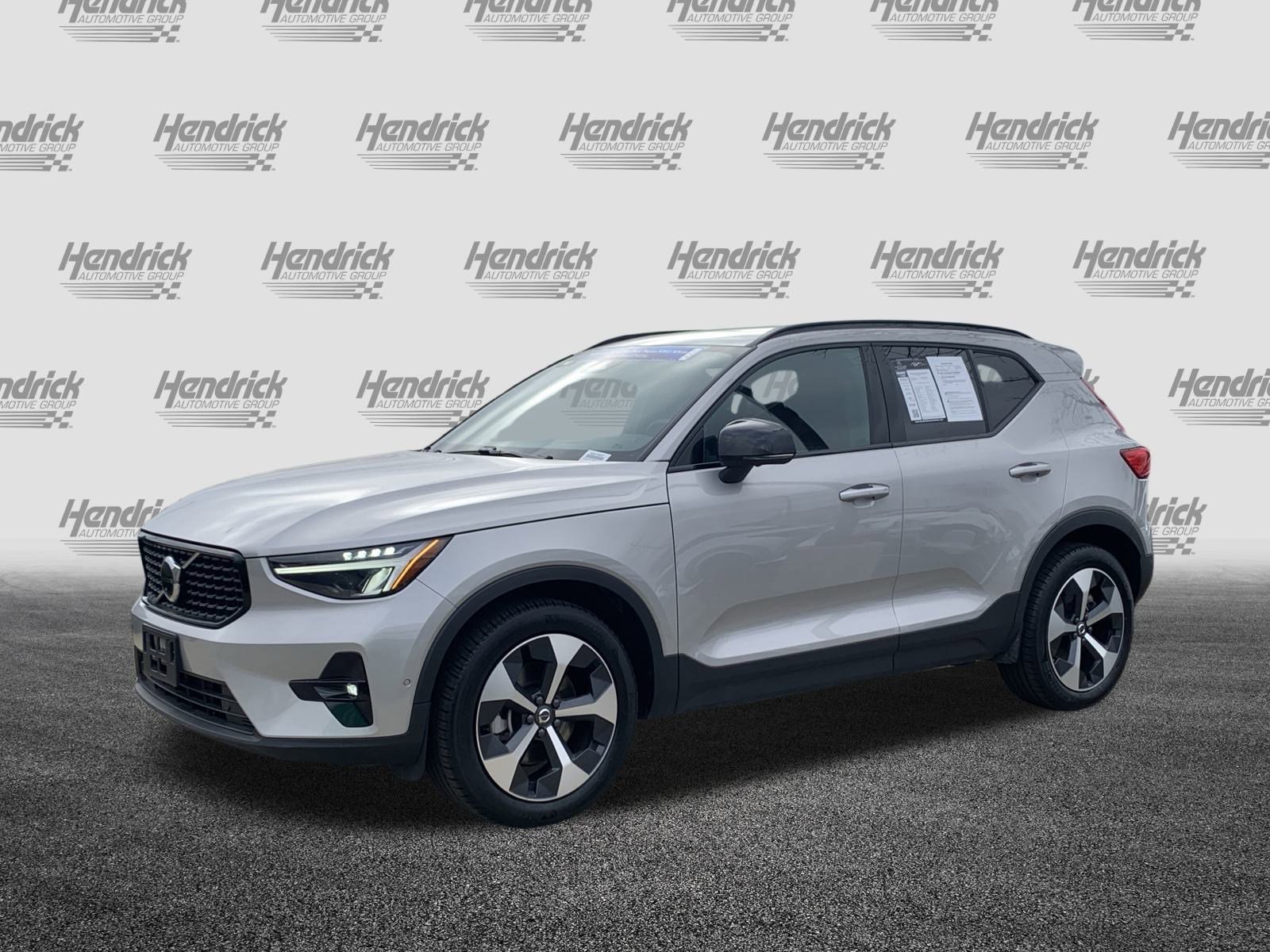 Used 2025 Volvo XC40 B5 Plus image 5